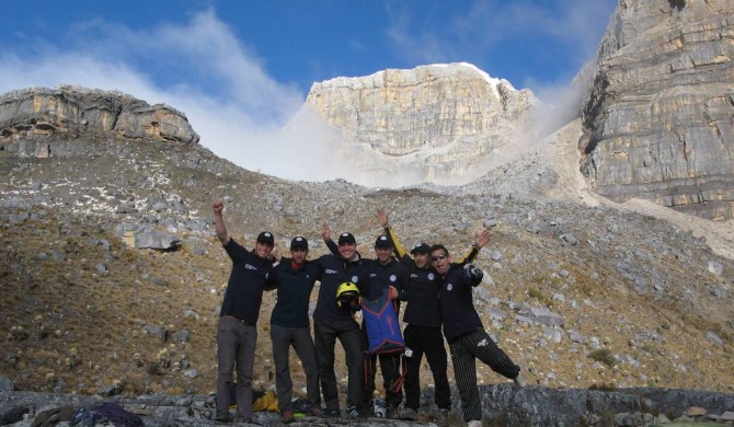 Base jumpers Felipe Acosta, Darwin Brawo, Philipp Halla, Christoph Gruber, Moises Hernandez Ziga Legvart